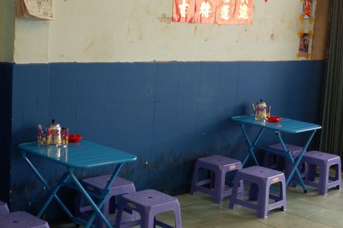  Không gian quán nhỏ chỉ vừa đủ cho vài bộ bàn ghế. 