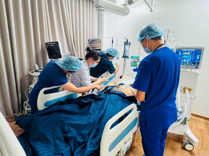 Nạn nhân nguy kịch trong vụ lật ca nô ở Phú Quốc được chuyển về Bệnh viện Chợ Rẫy. Ảnh: BVCC.