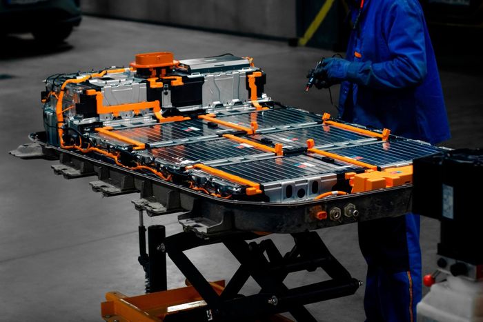  Việc tự chủ nguồn pin dành cho xe điện sẽ giúp Malaysia tiết kiệm các chi phí nhập khẩu, logistics và lưu kho. Hiện tại, pin hiện chiếm khoảng 40% giá thành của một chiếc xe điện. 