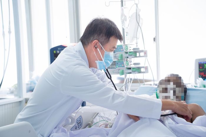 Bác sĩ Trần Thanh Linh trực tiếp điều trị cho bệnh nhân. Ảnh: BVCC.