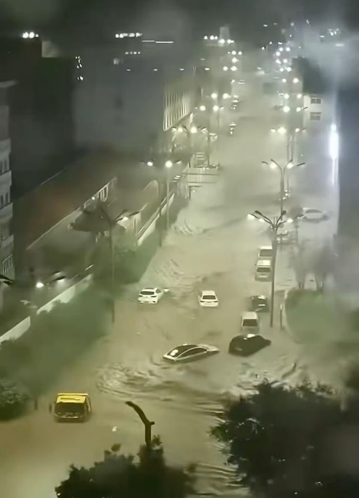 Nhiều ôtô đã bị cuốn trôi ở Thừa Đức, tỉnh Hà Bắc do mưa lớn kéo dài đến tận đêm 12/7. Ảnh: SCMP.