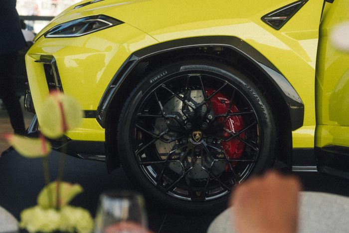  Tại sự kiện này, chiếc Lamborghini Urus SE Performante này mang cấu hình ra mắt với màu sơn ngoại thất Ad Personam vàng Giallo Crius và bộ mâm Aether kích thước 23 inch. 