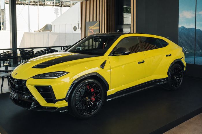  Lamborghini Urus SE Performante vẫn được trang bị động cơ V8 twin-turbo 4.0L và 1 động cơ điện, cho ra công suất tối đa 812 mã lực và mô-men xoắn cực đại 1.000 Nm. 