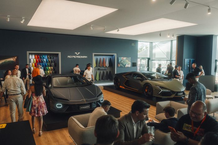  Trong khu vực trưng bày chương trình cá nhân hóa Ad Personam, Lamborghini cũng mang đến các siêu xe điện hóa khác là Revuelto và Temerario, với các tùy chọn độc đáo. 