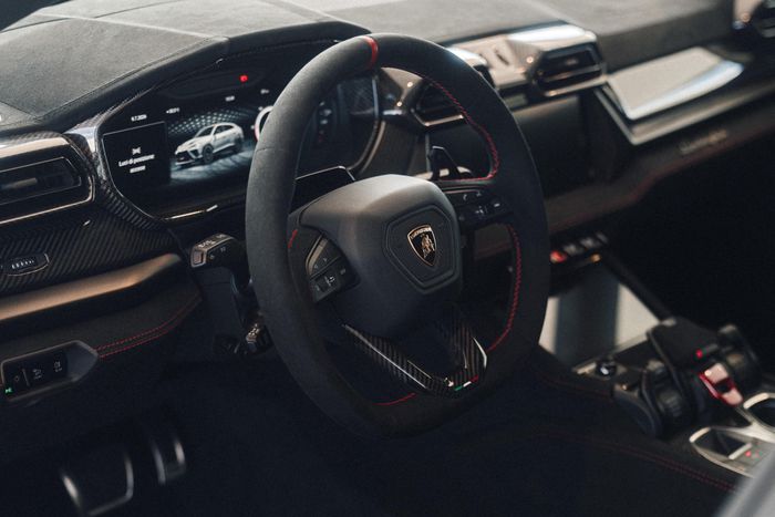  Lamborghini Urus SE Performante vẫn sở hữu bảng taplo 12.3 inch và màn hình trung tâm mới 12.3 inch với giao diện Lamborghini Infotainment System (LIS) từ siêu xe Revuelto. 