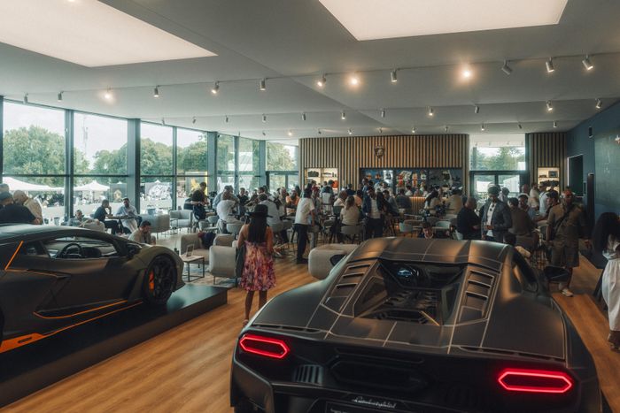  Hoàn thành dải sản phẩm điện hóa của thương hiệu, siêu xe Lamborghini Temerario đã thay thế cho Huracan. Tuy nhiên, xe chỉ được trang bị động cơ V8 twin-turbo 4.0L, cho ra tổng công suất 920 mã lực nhờ việc bổ sung 3 động cơ điện. 