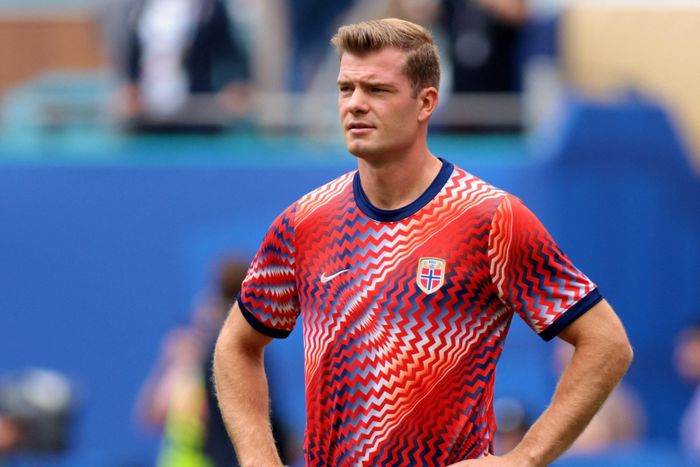 Alexander Sorloth bị dọa giết sau trận thua của Na Uy.
