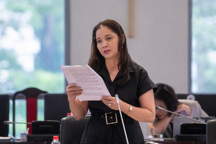 Bà Nguyễn Kim Thoa - CEO Tân Việt - đồng tình với kiến nghị ưu đãi thuế cho đơn vị xuất bản, phát hành của ông Nguyễn Cảnh Bình. Đồng thời, đại diện Nhà sách Tân Việt cho rằng Luật cần thể chế rõ hơn việc phát triển văn hóa đọc vì đây là hoạt động đẩy mạnh đầu ra của toàn ngành xuất bản.