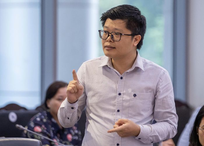 Ông Trịnh Minh Tuấn - người sáng lập Công ty sách Quảng Văn - nêu vấn đề về luật giá sách cố định. Ông Tuấn cùng nhiều lãnh đạo NXB, công ty sách cho rằng nền tảng thương mại điện tử quốc tế như Shopee đang có mức chiết khấu sách quá lớn, gây sức ép lớn tới đơn vị làm sách, tới các hiệu sách, phố sách truyền thống. Luật giá sách cố định đã có ở nhiều quốc gia trên thế giới và đây là xu hướng chung của quốc tế.