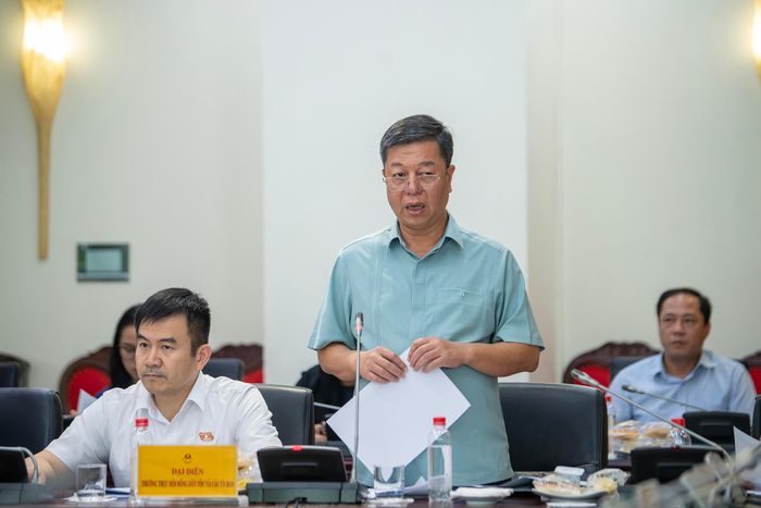 PGS.TS Vũ Trọng Lâm - Giám đốc, Tổng biên tập Nhà xuất bản (NXB) Chính trị quốc gia Sự thật - đưa ý kiến về nội dung hình thành các tập đoàn xuất bản - truyền thông. Ông Vũ Trọng Lâm đặt vấn đề về quy mô doanh thu thực tế của NXB: Hiện nay chỉ có 5 NXB doanh thu trên 100 tỷ đồng vào năm 2025. Nếu mô hình không đổi mới, với quy mô NXB như hiện nay, NXB phát triển thành tập đoàn là việc khó khả thi.