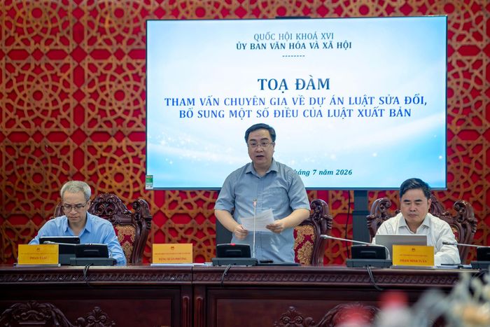 Phát biểu đề dẫn Tọa đàm, ông Đặng Xuân Phương nêu lên yêu cầu cấp thiết của việc sửa đổi, bổ sung Luật Xuất bản nhằm thể chế hóa quan điểm của Đảng trong Chỉ thị 04 (Chỉ thị số 04-CT/TW ngày 17/3/2026 của Ban Bí thư về tăng cường sự lãnh đạo của Đảng đối với hoạt động xuất bản trong tình hình mới), đồng thời giải quyết những bất cập của thực tiễn thị trường xuất bản. Dự án Luật có mục tiêu cuối cùng là xây dựng những cơ chế hỗ trợ thiết thực cho thị trường xuất bản, tăng cường hiệu quả hoạt động của quản lý Nhà nước, thúc đẩy sự phát triển của văn hóa đọc.