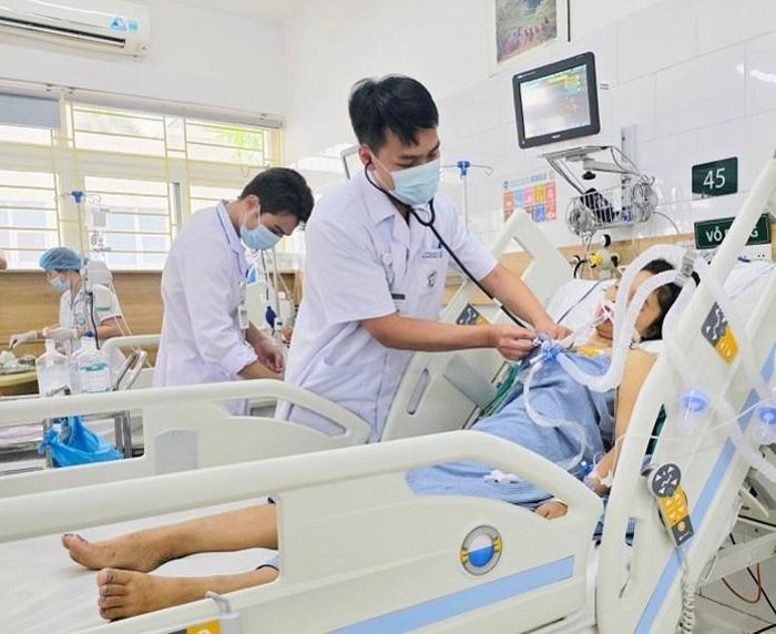 Bệnh nhân phải thở máy vì bị rắn độc cắn. Ảnh: BVCC.