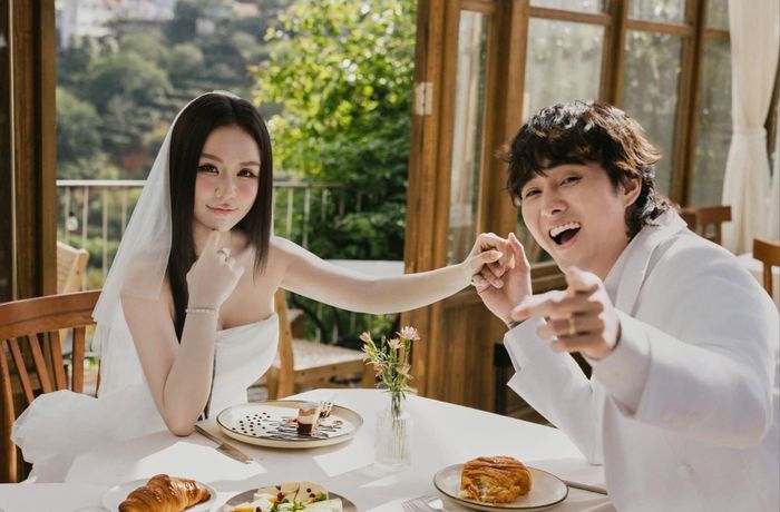 Ngày 13/7, Bảo Ngọc và Đạt G chia sẻ bộ ảnh chụp cùng gia đình để kỷ niệm một năm kết hôn. Kèm theo bộ ảnh, Bảo Ngọc viết: “Một năm, chúng ta chính thức về chung nhà. Một lễ cưới, luôn làm em thấy tự hào mỗi khi được ai đó nhắc đến. Từ 2 bên gia đình, chúng ta lại có được một đại gia đình luôn ủng hộ con cháu hết mình”.