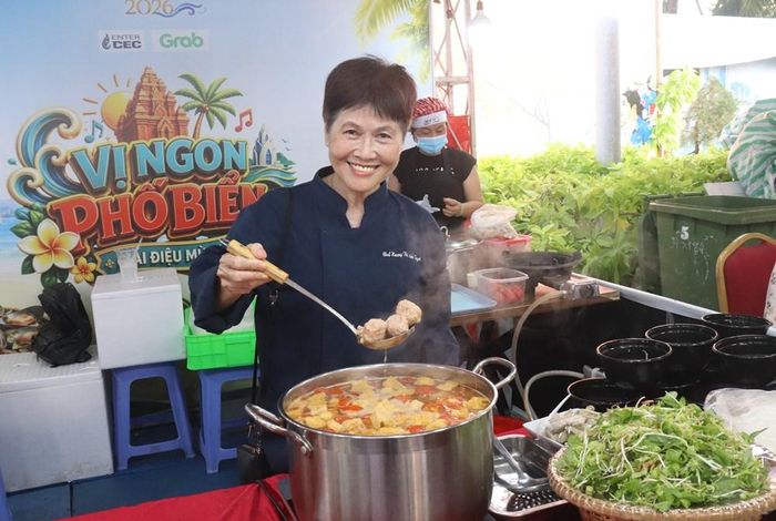 Nghệ nhân Hoàng Thị Ánh Tuyến với món bún riêu cua đồng