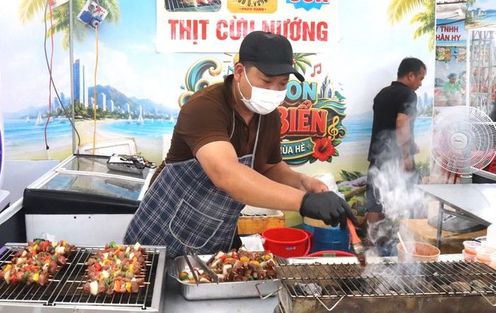 Nghệ nhân chế biến món cừu nướng tại Lễ hội