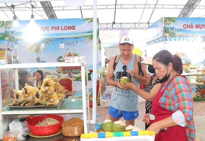 Du khách thưởng thức dừa tươi tại Lễ hội