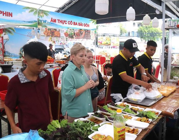 Du khách tìm hiểu các món ăn tại Lễ hội