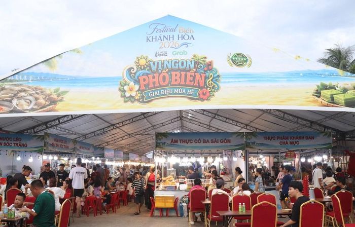 Đông đảo du khách thưởng thức ẩm thực 3 miền Bắc, Trung, Nam