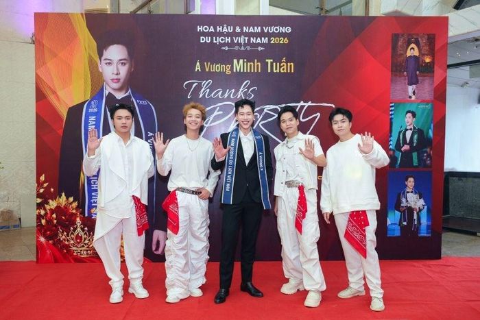 Á vương Minh Tuấn chụp ảnh cùng các nghệ sĩ trẻ