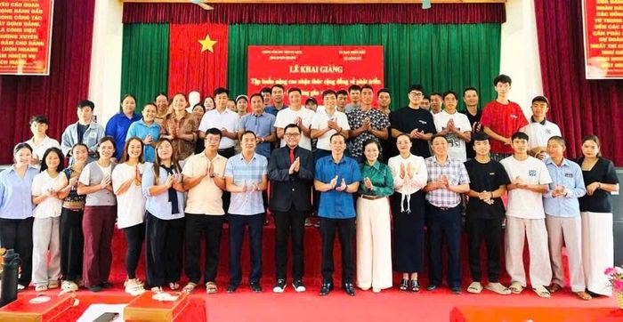 Lớp tập huấn có sự tham gia của cán bộ làm công tác du lịch, các hộ kinh doanh dịch vụ du lịch và người dân trên địa bàn Lũng Cú. Ảnh: Giang Nam