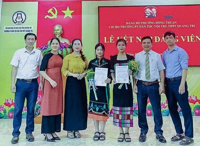 Những học sinh là người đồng bào dân tộc được kết nạp vào Đảng tại Trường PTDT Nội trú THPT Quảng Trị