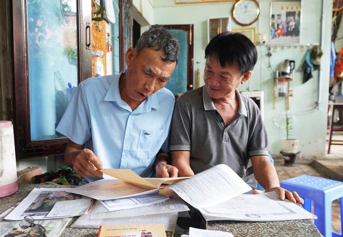 Những hồ sơ, giấy báo tử và tài liệu lưu trữ là manh mối để ông Đáo cùng gia đình tiếp tục đối chiếu, xác minh danh tính phần mộ nghi là của chị gái