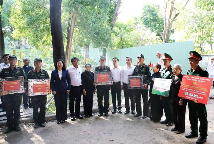 Tặng quà các lực lượng đang thực hiện nhiệm vụ tìm kiếm, quy tập và xác định danh tính hài cốt liệt sĩ tại Công viên Lê Thị Riêng