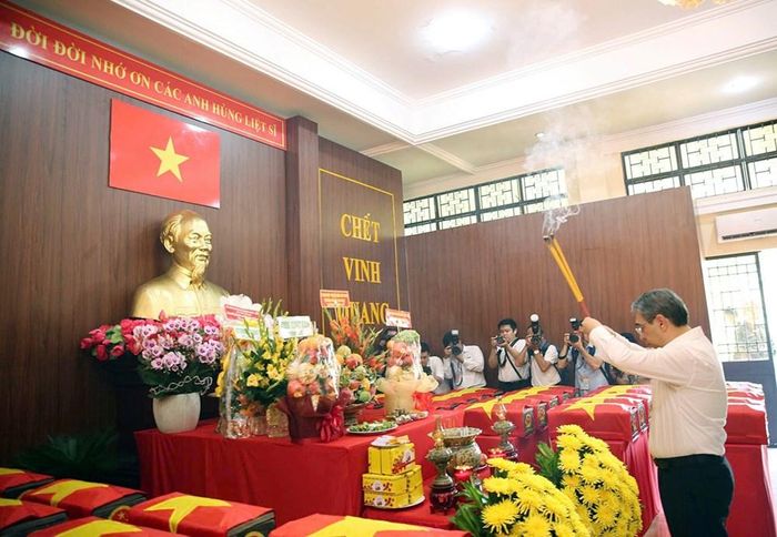 Phó Bí thư Thành ủy TP.HCM Nguyễn Phước Lộc dâng hương tưởng nhớ các Anh hùng liệt sĩ quy tập tại Công viên Lê Thị Riêng
