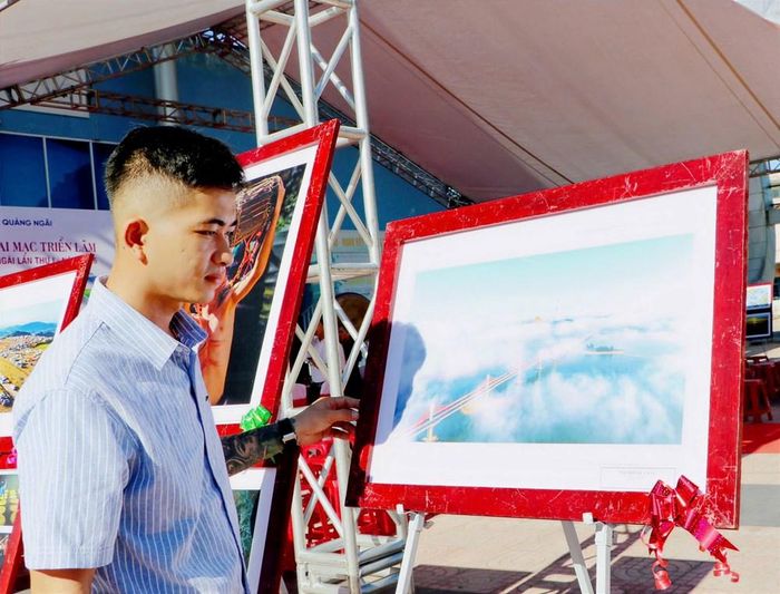 Nguyễn Việt Hoàng bên tác phẩm đạt giải Nhất cuộc thi ảnh nghệ thuật tỉnh Quảng Ngãi lần thứ I với chủ đề “Quảng Ngãi sắc màu mới”, ghi dấu ấn với góc nhìn flycam sáng tạo, góp phần lan tỏa vẻ đẹp Quảng Ngãi