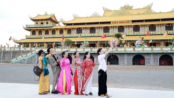 Chùa Minh Đức là một trong những điểm đến thường xuất hiện trong các video quảng bá du lịch của Vương Quốc Huy
