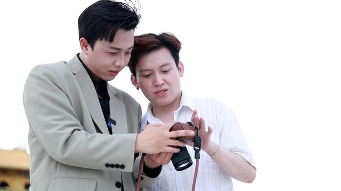 Vương Quốc Huy (bên trái) thực hiện các video trải nghiệm, giới thiệu danh lam thắng cảnh, ẩm thực và nét đẹp văn hóa Quảng Ngãi