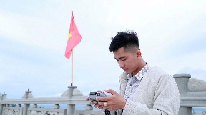 Bạn trẻ Nguyễn Việt Hoàng sử dụng flycam ghi lại vẻ đẹp biển, núi và làng quê Quảng Ngãi từ góc nhìn trên cao