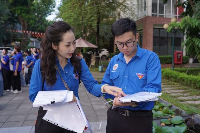 Anh Trần Chiều Phụng - Chủ tịch Hội Sinh viên Trường Đại học Văn hóa Hà Nội chuẩn bị trước chuyến đi