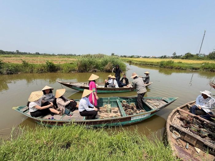 Cộng đồng người dân ở thôn Phước Trung cùng khởi động dự án “Phụ nữ dẫn dắt sinh kế xanh từ hoa súng gắn với bảo tồn sinh thái vùng đệm Khu dự trữ sinh quyển thế giới Cù Lao Chàm - Hội An”