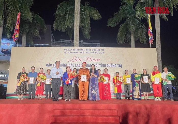 Ông Mai Xuân Thành, Phó Giám đốc Sở VHTTDL trao giải thưởng cho các đội đoạt giải tại hội thi