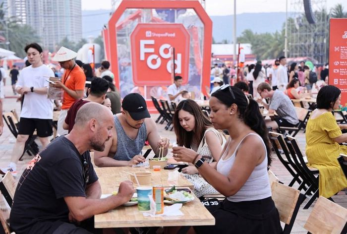 Du khách thưởng thức ẩm thực Đà Nẵng tại Lễ hội Đà Nẵng Food Tour 2026