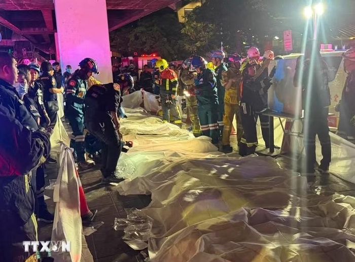 Thi thể các nạn nhân tại hiện trường vụ hỏa hoạn quán Na Ladprao ở quận Chatuchak, Bangkok, Thái Lan ngày 13.7.2026. Ảnh: TTXVN