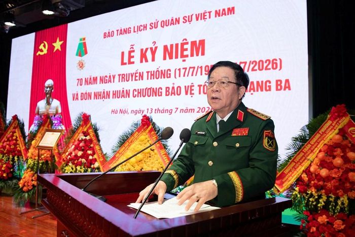 Đại tướng Nguyễn Trọng Nghĩa, Ủy viên Bộ Chính trị, Bí thư Trung ương Đảng, Ủy viên Thường vụ Quân ủy Trung ương, Chủ nhiệm TCCT QĐND Việt Nam phát biểu chỉ đạo tại buổi lễ