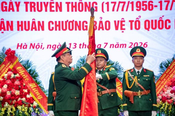 Thừa ủy quyền của Chủ tịch nước, Đại tướng Nguyễn Trọng Nghĩa gắn và trao Huân chương Bảo vệ Tổ quốc hạng Ba lên Quân kỳ Quyết thắng của Bảo tàng LSQS Việt Nam