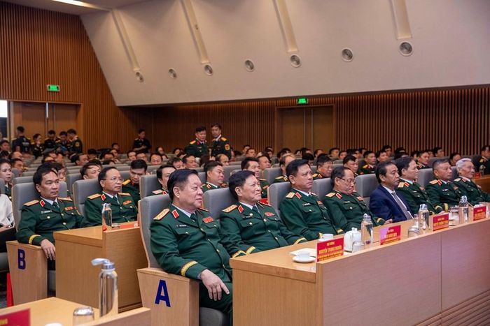 Đại tướng Nguyễn Trọng Nghĩa, Ủy viên Bộ Chính trị, Bí thư Trung ương Đảng, Ủy viên Thường vụ Quân ủy Trung ương, Chủ nhiệm TCCT QĐND Việt Nam và các đại biểu tham dự buổi lễ
