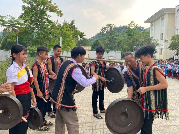 Các em học sinh hào hứng luyện tập cồng chiêng trong giờ sinh hoạt ngoại khóa