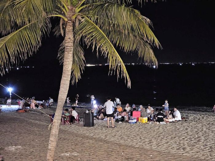 Nhiều người tập trung ăn uống tại bãi biển giáp ranh Ninh Chử - Đông Hải và hát bằng loa "kẹo kéo" đến đêm khuya
