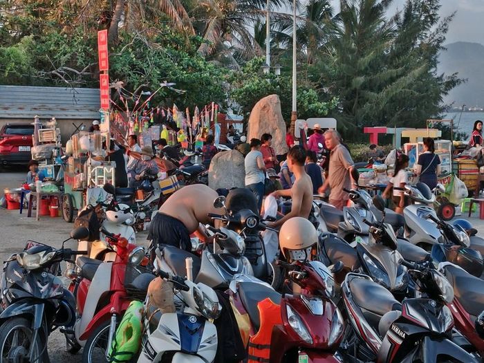 Bãi giữ xe tự phát chắn lối đi xuống biển