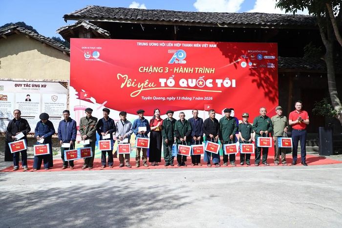 Các hoạt động trao quà cho các gia đình thương binh, bệnh binh và gia đình chính sách trên địa bàn