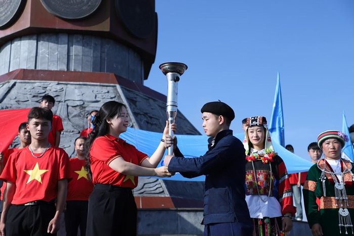 Nghi thức chuyển giao ngọn đuốc Hành trình "Tôi yêu Tổ quốc tôi" tới tuổi trẻ tỉnh Tuyên Quang