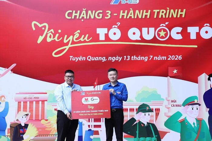 Hội Liên hiệp thanh niên Việt Nam và Hội Doanh nhân trẻ tỉnh Hưng Yên trao tặng công trình Sân chơi thanh thiếu nhi