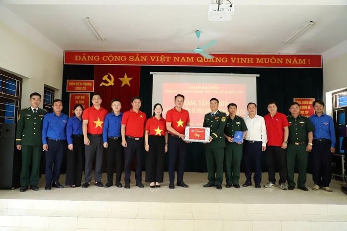 Bí thư Trung ương Đoàn, Phó Chủ tịch Thường trực Trung ương Hội LHTN Việt Nam Nguyễn Kim Quy trao quà cho các đơn vị