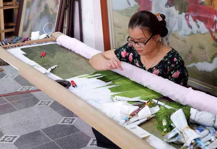 Nghệ nhân ưu tú Hoàng Thị Khương đã có hơn 50 năm gắn bó với nghề thêu tranh truyền thống tại làng Quất Động