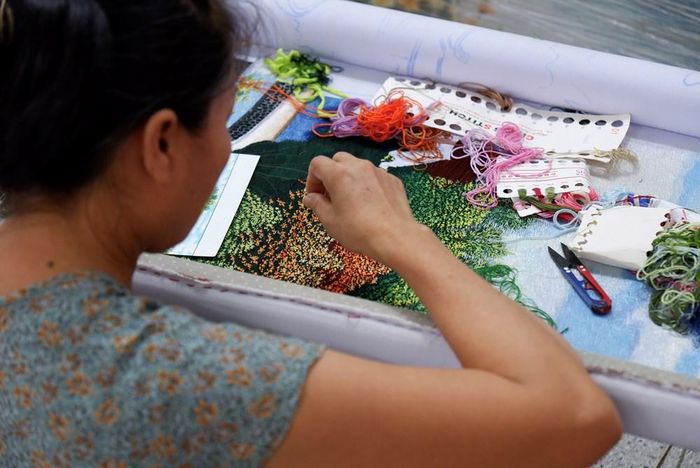 Mỗi tác phẩm tranh thêu đều được hoàn thiện bằng hàng nghìn đường kim, đòi hỏi sự kiên trì và kỹ thuật mà máy móc khó có thể thay thế