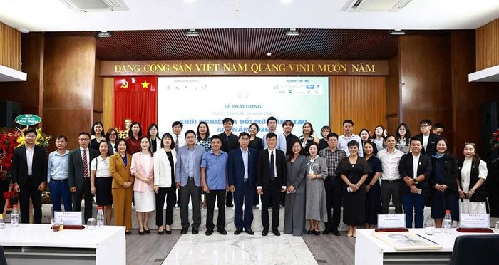 Đại diện các đơn vị tổ chức, đồng hành cuộc thi chụp ảnh lưu niệm